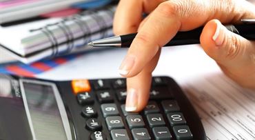 Nestíhate platiť splátky - kedy môže veriteľ zosplatniť celý dlh?