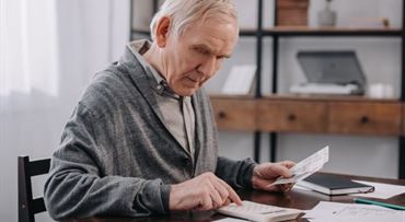 Aký je rozdiel medzi sporením a investovaním?