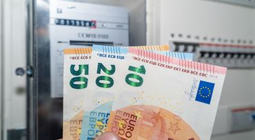 Pošta už doručuje energopoukazy: Ako si vyzdvihnúť peniaze na energie od štátu