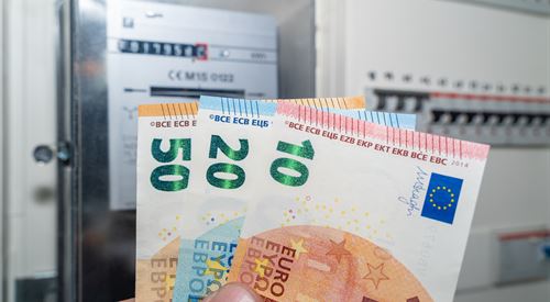 Pošta už doručuje energopoukazy: Ako si vyzdvihnúť peniaze na energie od štátu