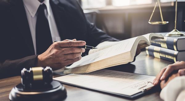 Ako si vybrať dobrého advokáta? 7 dôležitých tipov ako a kde začať