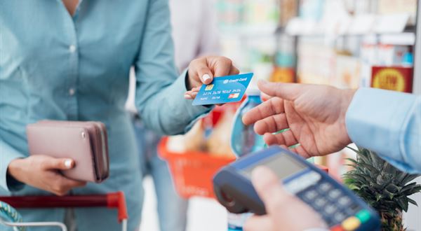 Poznáte rozdiel medzi kreditnou a debetnou kartou? Ako ich správne používať a chrániť