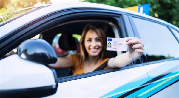 Skupina mladých Slovákov môže získať vodičský preukaz zadarmo