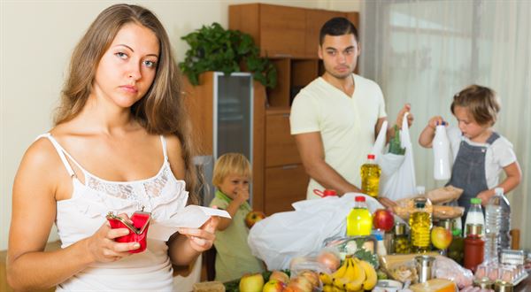 Slováci uvidia na výplatných páskach menej peňazí, rozdiel bude až v stovkách eur