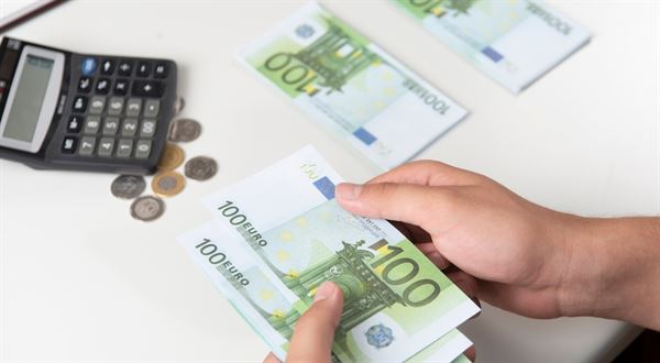 Výpočet čistej mzdy 2025: O koľko viac vám zostane po zvýšení životného minima?