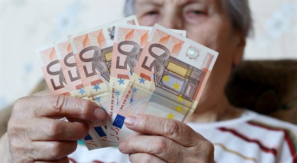 Štát rozdáva milióny eur na dávkach ľuďom, ktorí to vôbec nepotrebujú