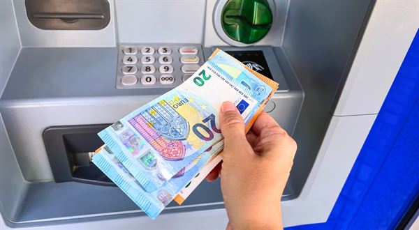 Právo na hotovosť musí zmiznúť zo slovenskej ústavy, tlačí Brusel