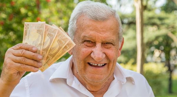 Vyberiete si úspory z 2. piliera naraz či postupne? Rozhodne suma 706 eur, odhaduje odborník