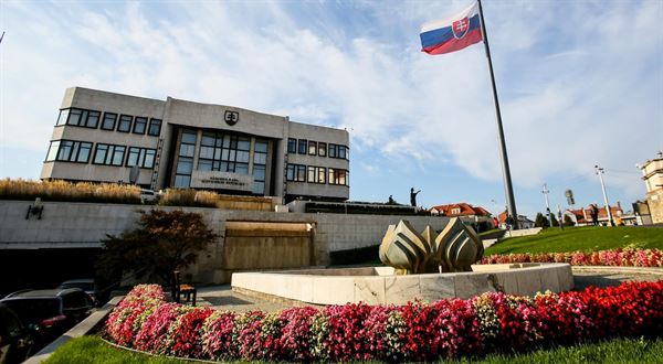 Parlament zmenil pravidlá pre dávku OČR. Získa ju viac ľudí, stúpne aj suma