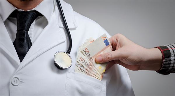 Platíte u lekárov poplatky? Za tieto výkony si lekári pýtajú peniaze neoprávnene