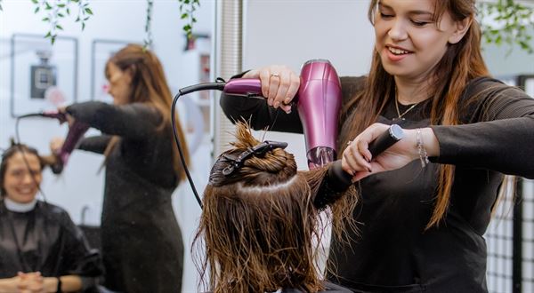 Má kaderníčka či manikérka právo účtovať storno poplatok?