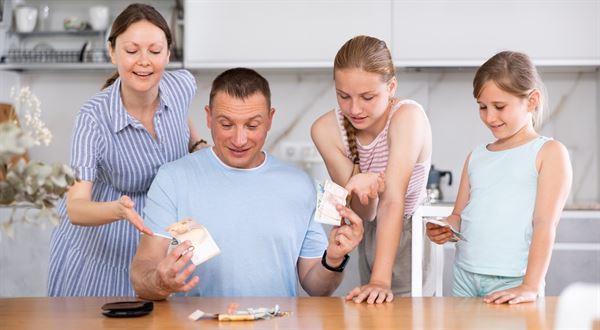 5 dávok a príspevkov, ktoré budú od roku 2026 vyššie: kto si prilepší?