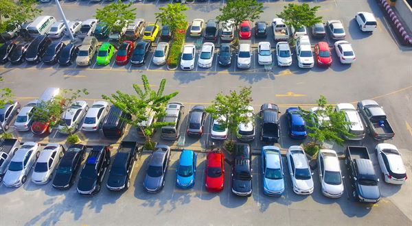 Obchody končia s parkovaním zadarmo. Kde pribúdajú rampy a poplatky?