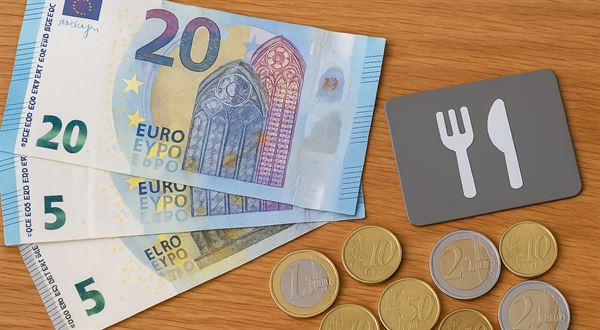 Viacerí zamestnanci dostanú v decembri vyššiu výplatu. Zvýšenie príde aj v januári