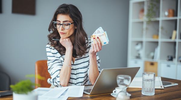 Ako rozumne naložiť s koncoročnými odmenami: neprešustrujte ich hneď