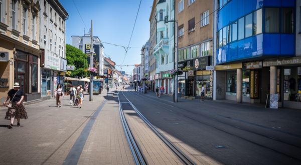 Kde sa nachádza najdrahšia ulica na svete? V rebríčku sa objavila aj Bratislava