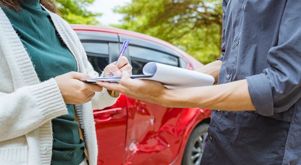 Povinné poistenie áut výrazne zdraželo. Poisťovne hovoria o nevyhnutnej korekcii