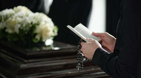 Pohreby sú dnes drahé. Združenie navrhuje, aby ich pozostalí mohli zaplatiť z účtu zosnulého