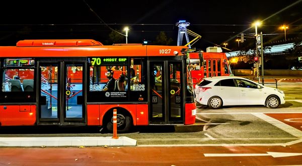Nové kĺbové autobusy už vyrazia do ulíc. Dopravný podnik spúšťa veľkú obnovu MHD