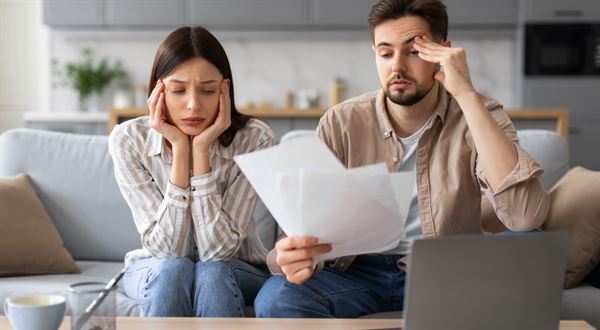 Zúfalstvo a úzkosť: Slováci šetria aj na základných veciach, unavuje nás to