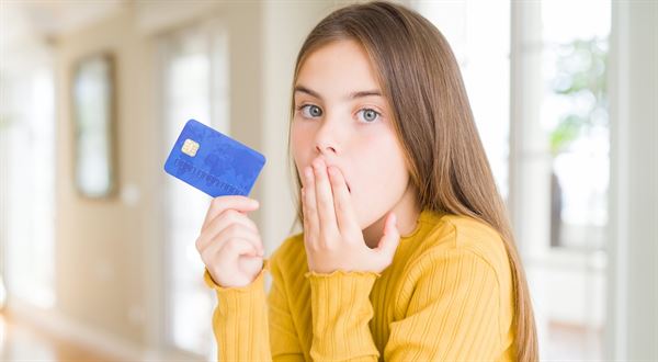 Jedno kliknutie, veľký problém: Ako deti naučiť pracovať s kartami v mobile