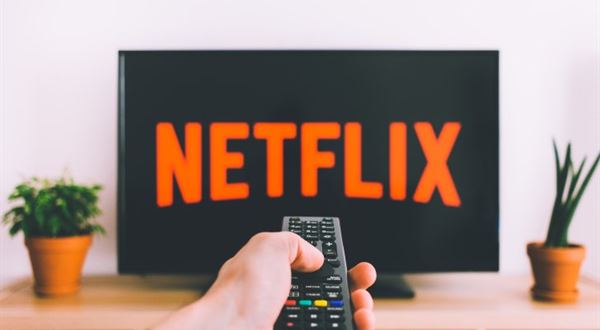 Komentár: Rast predplatiteľov Netflixu sa po pandemickom boome spomaľuje, akcie sa prepadli o 11%