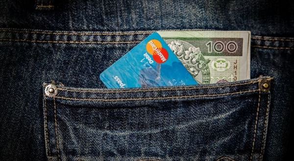 Darčeky cez kreditnú kartu: ktorá sa viac oplatí?