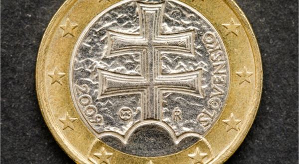 Komentár: Euro na Slovensku oslavuje 10 rokov. Jeho hodnotenie nie je zďaleka jednoznačné