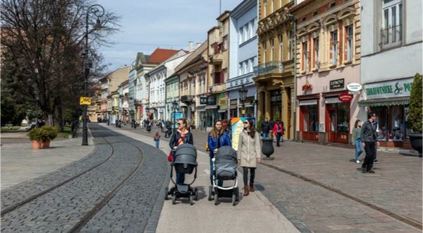 Slováci dávajú najviac peňazí na bývanie. V zadlženosti stále vedie východ