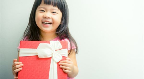 Deti si už neželajú klasické darčeky. Trendom je obálka s peniazmi