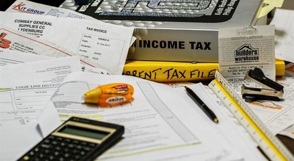Ako sa dá znížiť daň z príjmu v Česku a na Slovensku? Využite všetky daňové bonusy