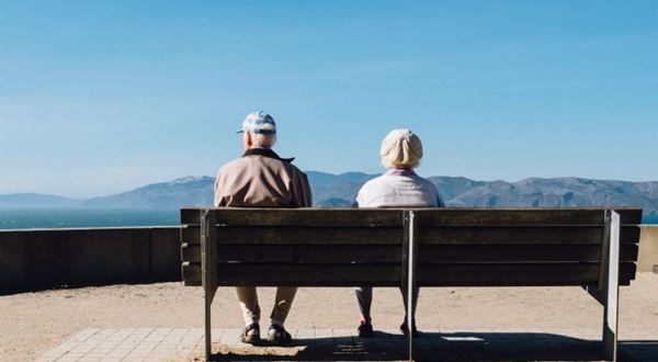Zastropovaný dôchodok u nás a v zahraničí: naši dôchodcovia patria medzi najmladších