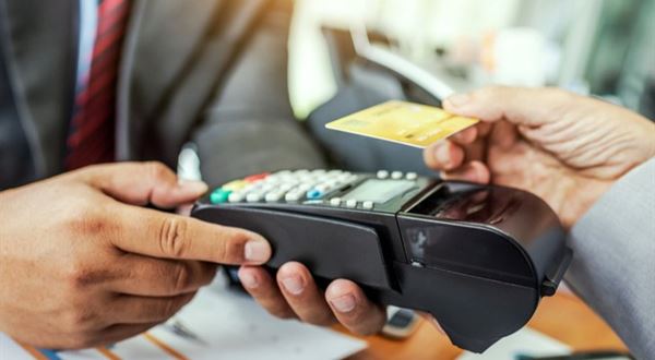 Bezkontaktné platby a platby kartou cez internet: Na čo si dať pozor?