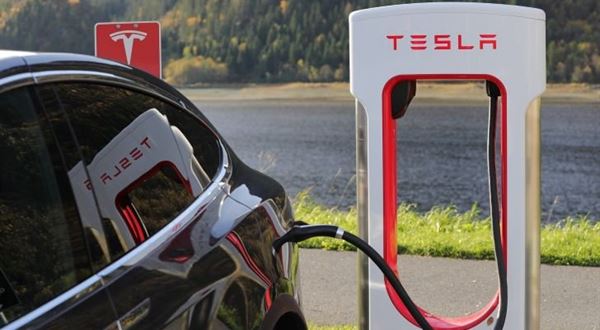 Komentár: Tesla atakuje nové historické maximá