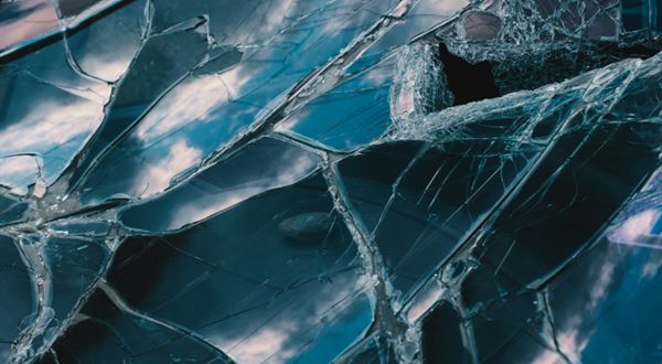 Vodičov v zime trápia na cestách kamienky. Ako riešiť poškodené sklo?