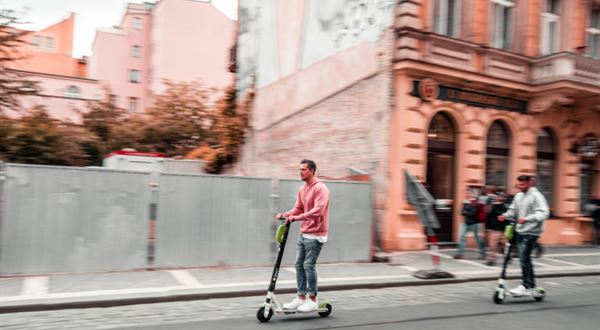 Elektrokolobežky, e-bicykle a e-skateboardy. Patria na cestu alebo na chodník?
