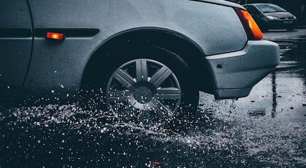 Krupobitie či zatopené auto. Čo preplatí poisťovňa a ako jazdiť na mokrej vozovke?