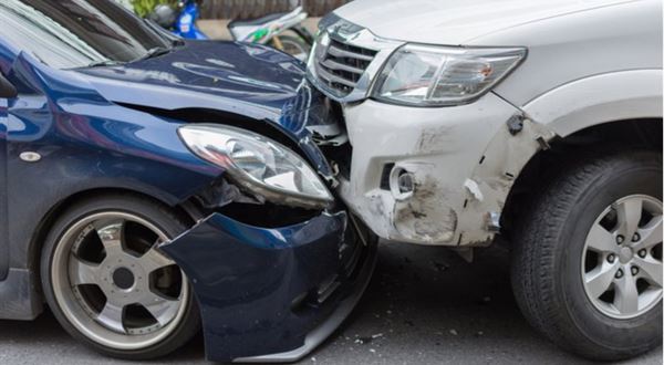 Čo robiť, ak do vás nabúra auto bez PZP alebo vodič utečie z miesta nehody?