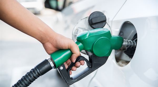 Čo ovplyvňuje ceny benzínu na Slovensku a kde sa dá natankovať lacnejšie?