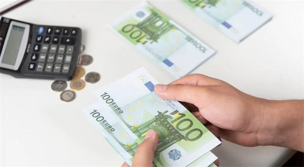 Výpočet čistej mzdy 2025: O koľko viac vám zostane po zvýšení životného minima?
