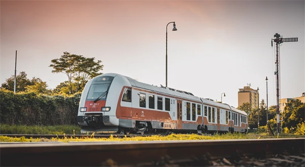 Lístky na vlak už nemusíte kupovať cez appku. Stačí ísť na miestnu poštu