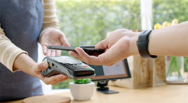 Končí doba kešu aj kariet: Najväčšia slovenská banka chce, aby klienti prešli na platby mobilom