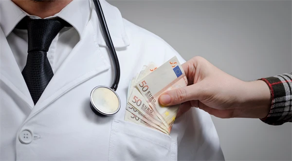 Platíte u lekárov poplatky? Za tieto výkony si lekári pýtajú peniaze neoprávnene