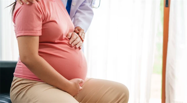 Tehotenská dávka sa od júla 2026 zdvojnásobí. Kto si prilepší?