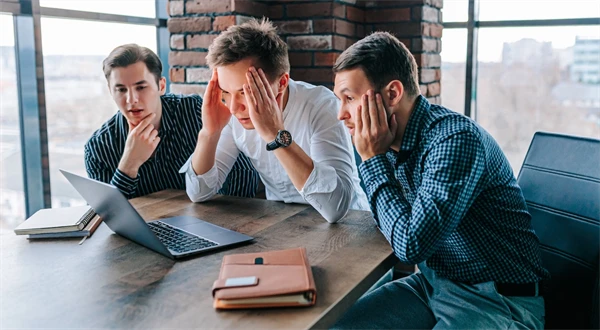 Tisíce ľudí majú platiť odvody dvakrát a za nič. Odborníci varujú pred diskrimináciou