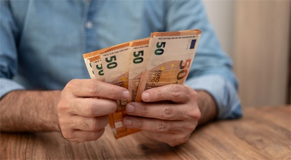 Viacerí penzisti poberajú aj dve penzie naraz. Môžu dostať aj viac 13. dôchodkov?