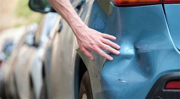 Až štvrtinu škôd na autách si vodiči spôsobujú sami neopatrným parkovaním