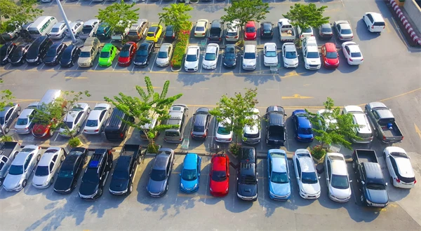 Obchody končia s parkovaním zadarmo. Kde pribúdajú rampy a poplatky?