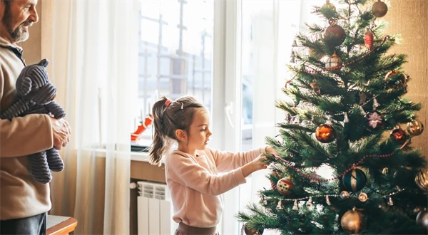 Vianoce 2025 budú skromnejšie, ako obvykle. Na darčekoch šetríme, dobroty zdraželi