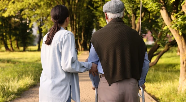 Opatrovateľský príspevok končí. Nahradí ho viac ako tisíceurový rozpočet